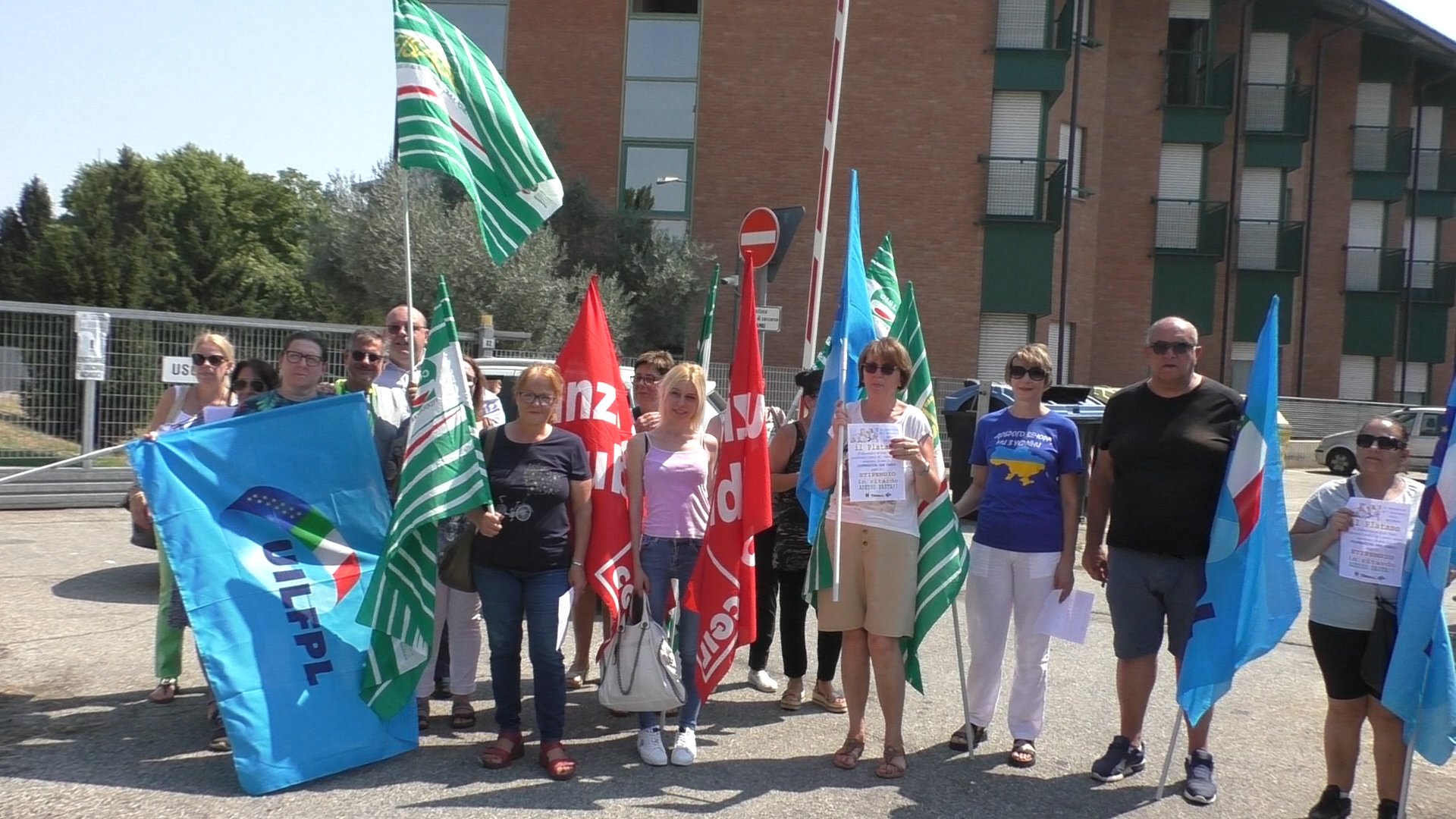“Stipendi in ritardo, è inaccettabile. Pronti allo sciopero”: la protesta davanti alla rsa Il Platano
