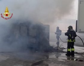 Incendio in un’azienda nel Tortonese: densa nube di fumo per un compattatore di cartone andato a fuoco