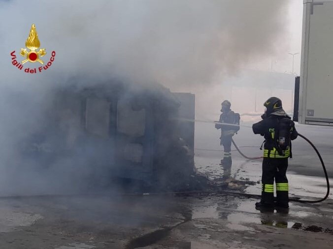 Incendio in un’azienda nel Tortonese: densa nube di fumo per un compattatore di cartone andato a fuoco