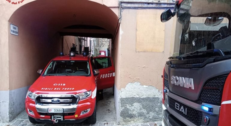 Incendio in una abitazione a Serravalle: inquilini intossicati