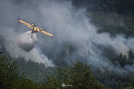 Incendio boschi a Spigno: notte di lavoro anche per proteggere le abitazioni [LE FOTO]