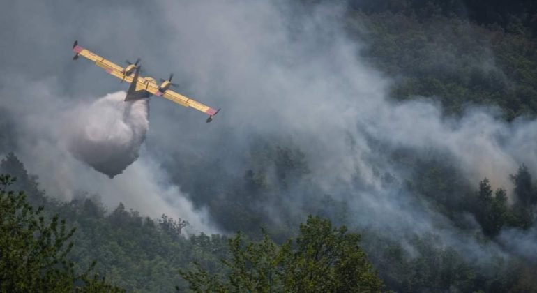 Incendio boschi a Spigno: notte di lavoro anche per proteggere le abitazioni [LE FOTO]
