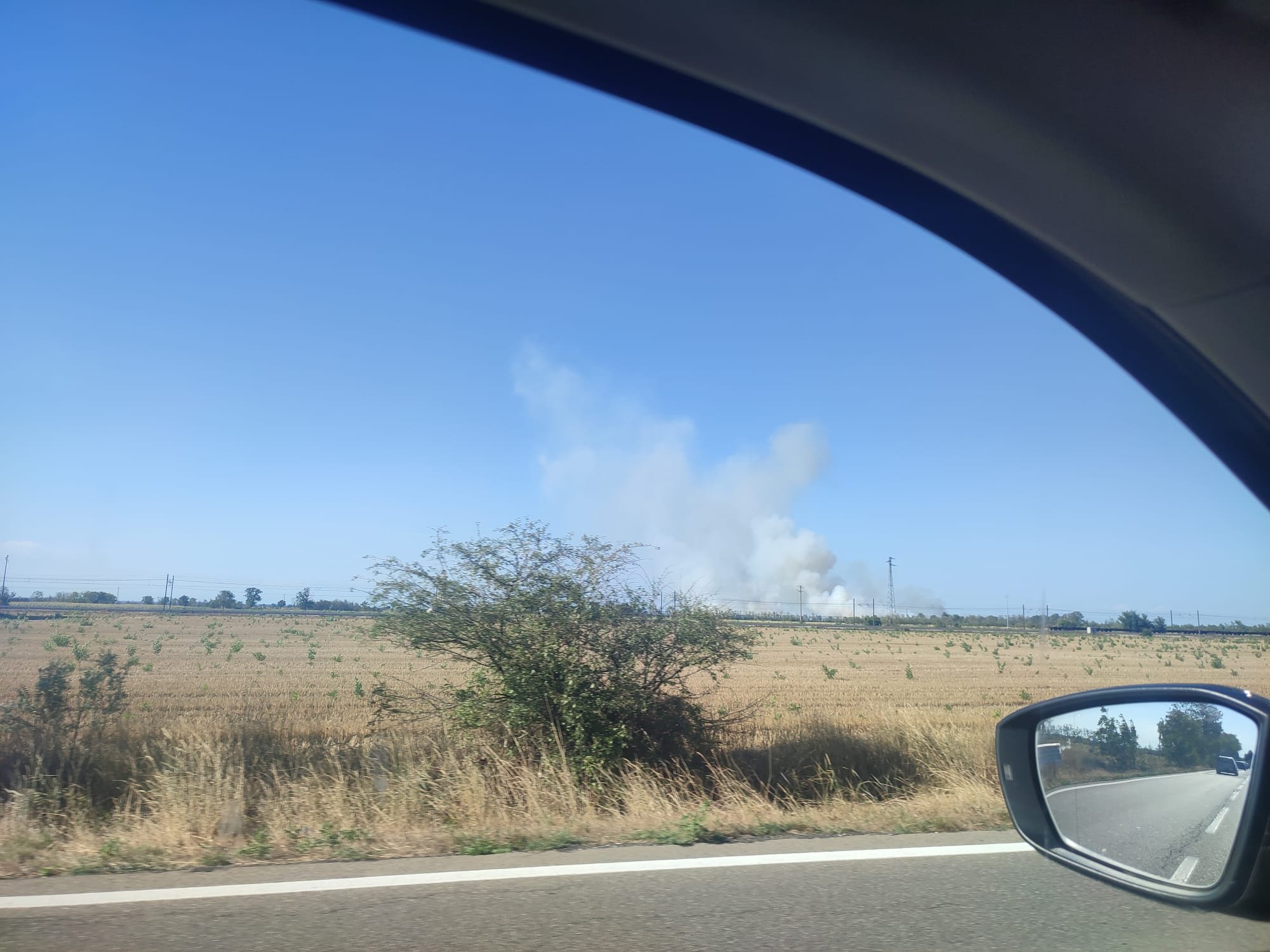 Incendio sterpaglie tra San Giuliano e Torre Garofoli: fumo anche in autostrada