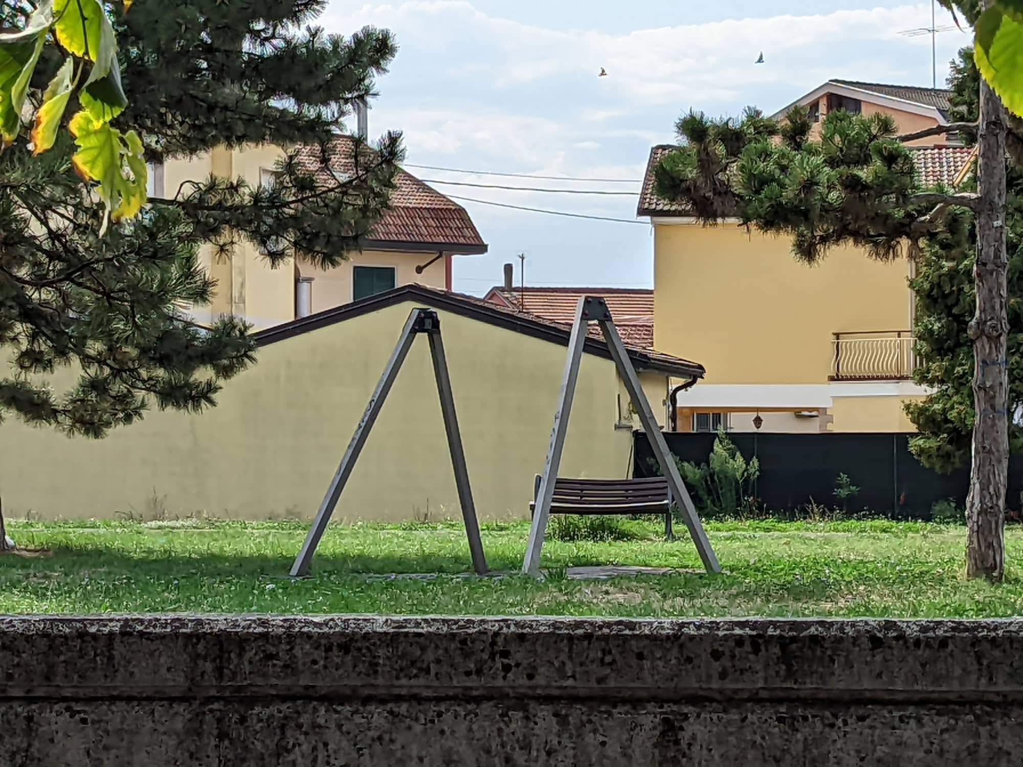 A Spinetta rimossa l’altalena pericolante nel parco di via Torre: entro fine settembre sarà sostituita