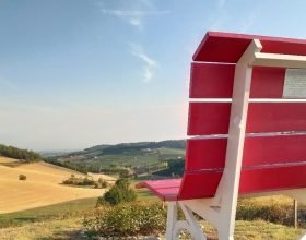 Sala ritrova la big bench: una seduta gigante davanti alle colline del Monferrato