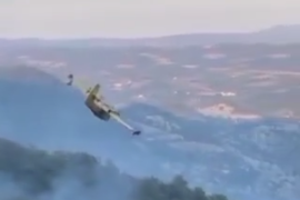 Il canadair in volo su Spigno per soffocare definitivamente l’incendio dei boschi