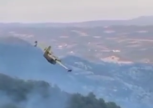 Il canadair in volo su Spigno per soffocare definitivamente l’incendio dei boschi