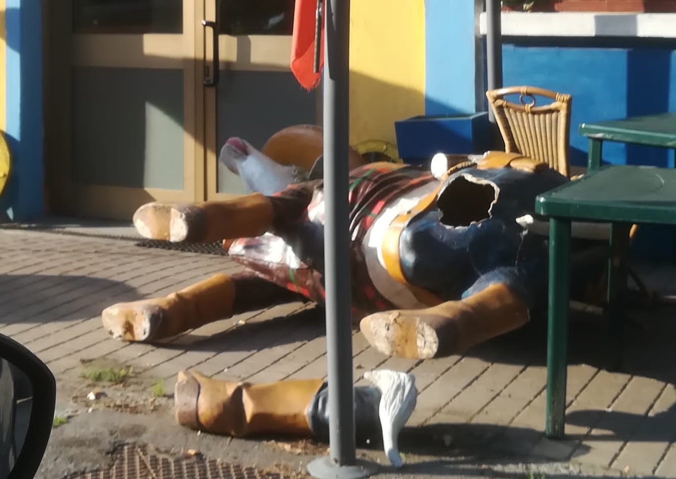 Atto vandalico al ristorante Key West di Alessandria: danneggiata la mucca finta all’ingresso