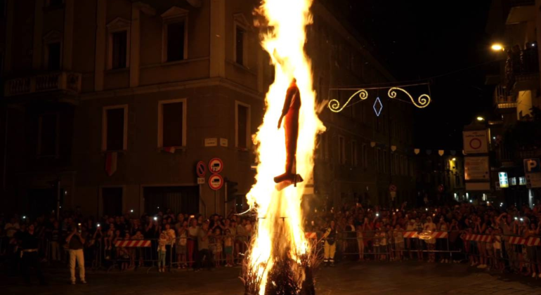 Brucia il diavolo Berlic a Vigevano nella Festa di San Bernardo