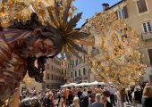 A Ovada lo stupore per gli enormi crocifissi nel centro della città