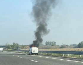 Furgone in fiamme sulla autostrada A26