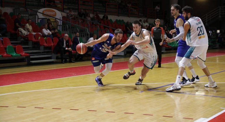 Basket: a Casale una sorprendente Novipiù batte Cantù 82-79