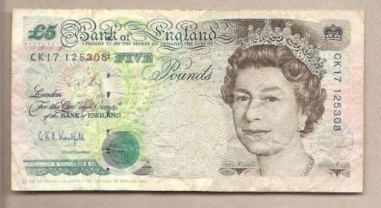 Regina Elisabetta: quando la Cerutti di Casale produsse le nuove sterline in plastica e i francobolli