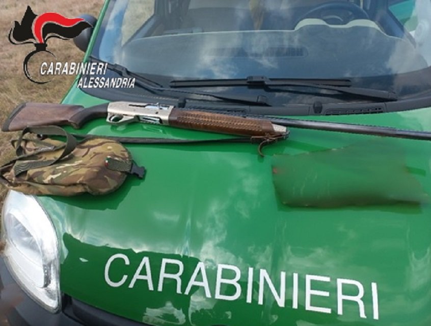 Cacciava animali nonostante il divieto: denunciato dai Carabinieri Forestali