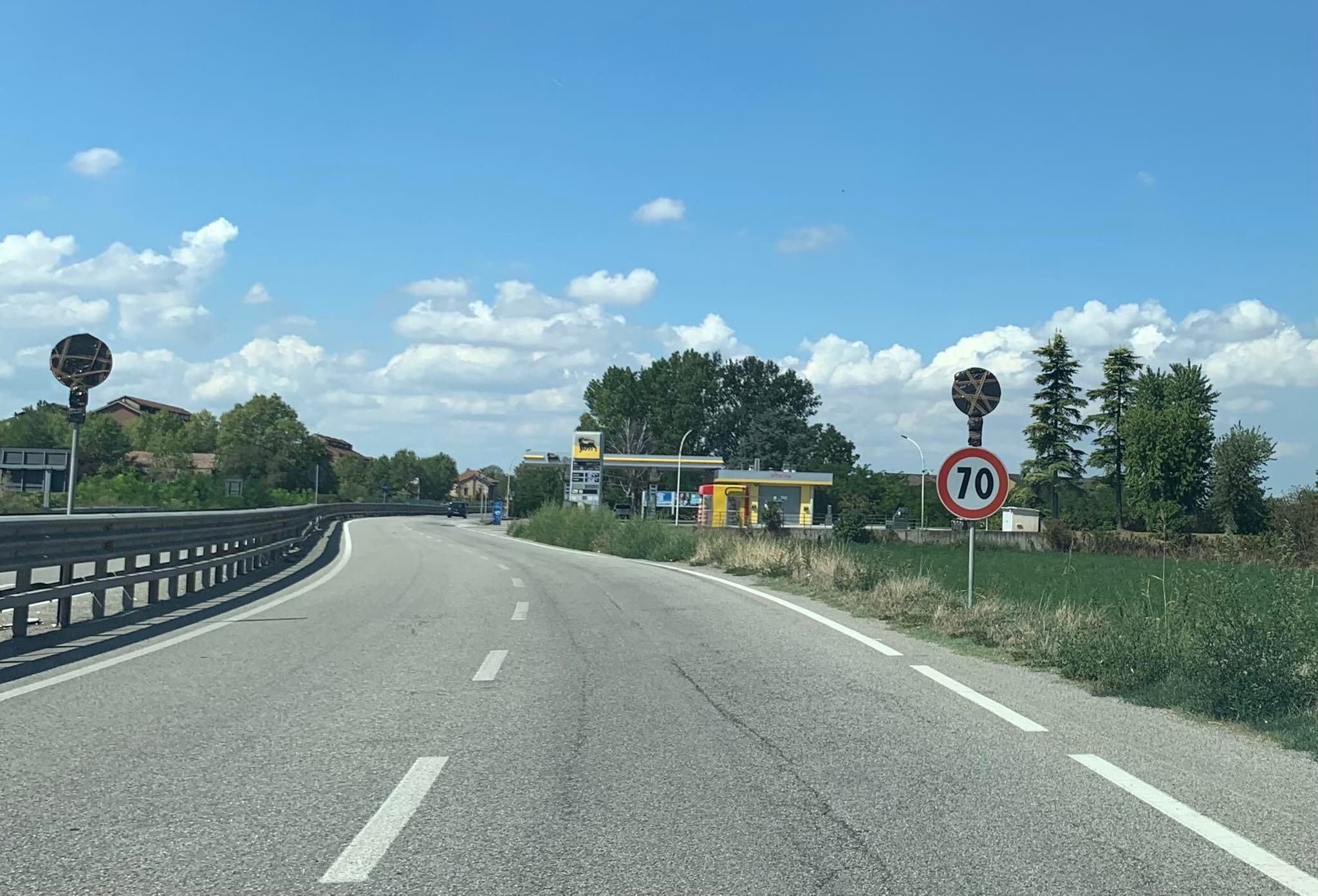 Dopo le vostre segnalazioni, “coperti” i cartelli con il limite dei 50 Km tra Spinetta e Alessandria
