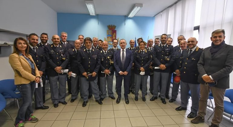 Polizia: in occasione della festa di S. Michele Arcangelo premiati otto agenti meritevoli