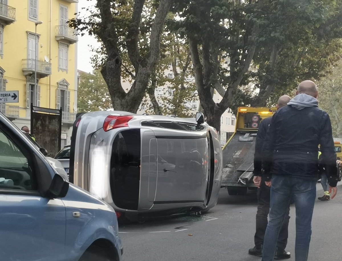 Incidente in corso Borsalino ad Alessandria: auto su un fianco intralcia il traffico