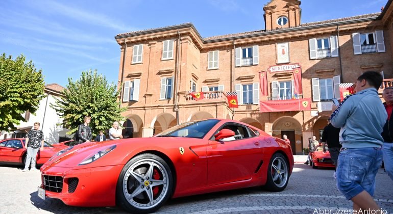 Una giornata rosso fuoco con le Ferrari a Castelnuovo Belbo: le foto