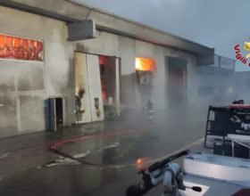 Vigili del Fuoco ancora al lavoro per spegnere le fiamme al deposito di Corana