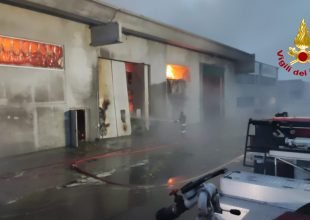 Vigili del Fuoco ancora al lavoro per spegnere le fiamme al deposito di Corana