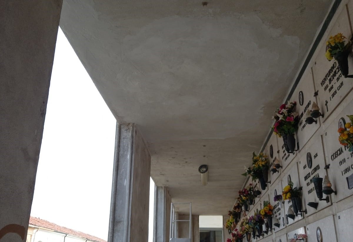 Cimitero Castelceriolo: finita la riparazione del soffitto. Ora i parenti dei defunti potranno avvicinarsi ai loculi