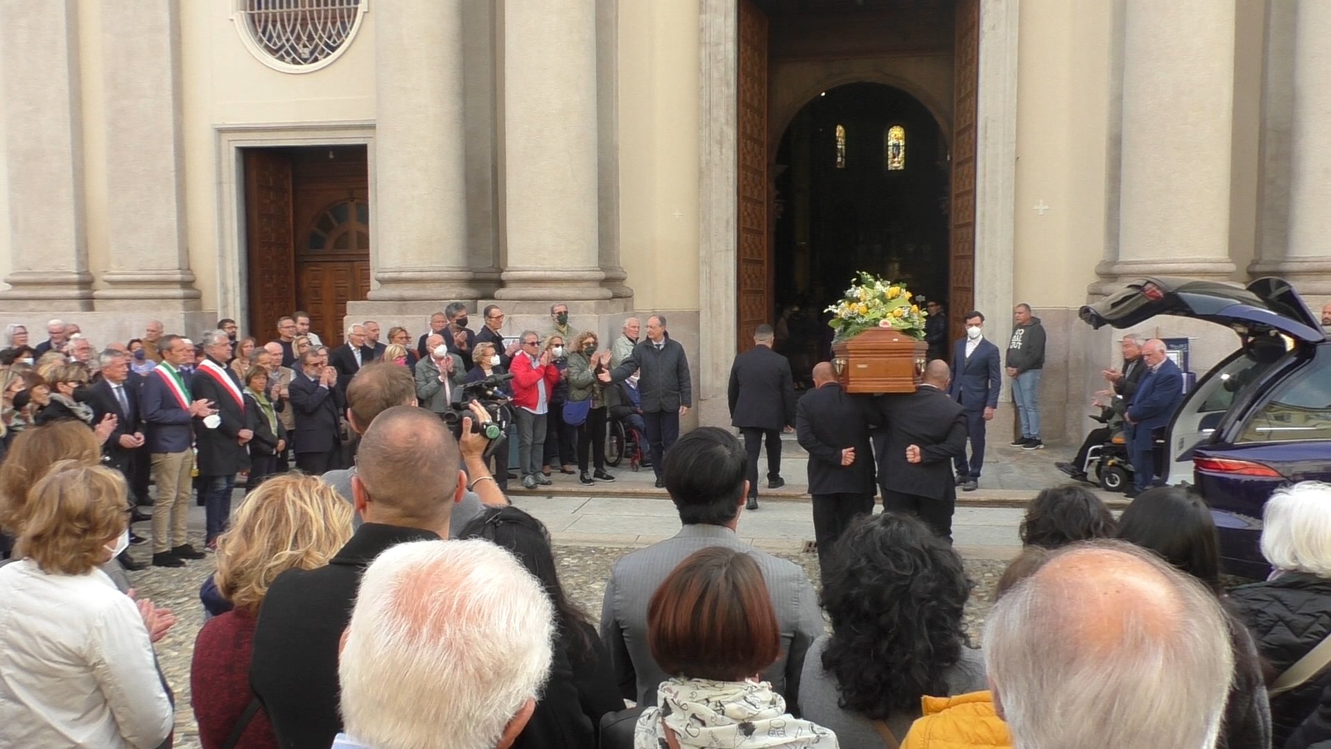 L’ultimo commosso addio di Alessandria a Paolo Berta: “Un partigiano dell’inclusione e un resistente”