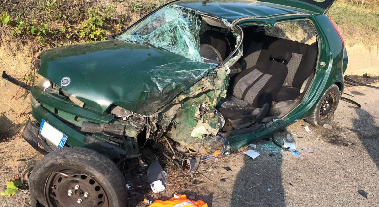 Scontro tra auto e furgone a Strevi: grave automobilista di 23 anni