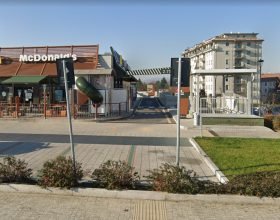“Basta bivacchi vicino al McDonald’s di via Romita”: il Comune di Acqui stabilisce multe fino a 300 euro