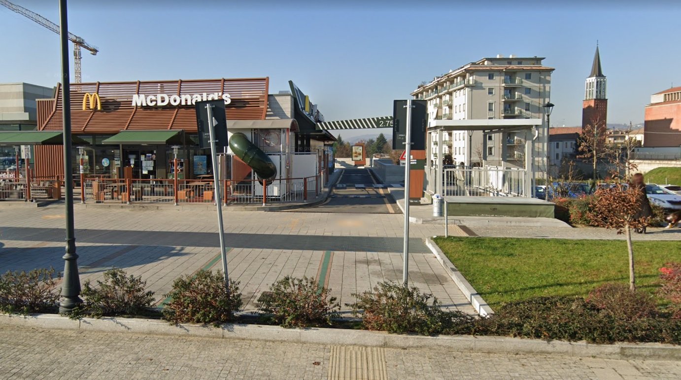“Basta bivacchi vicino al McDonald’s di via Romita”: il Comune di Acqui stabilisce multe fino a 300 euro