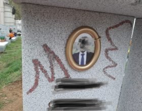 Altro atto spregevole nei cimiteri: a Ovada vandali imbrattano le lapidi con scritte volgari