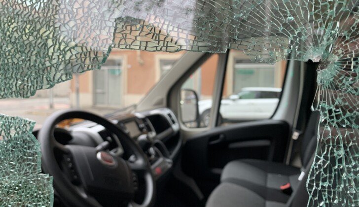 Allarme e paura in Spalto Marengo: da settimane finestrini in frantumi e danni alle auto in sosta