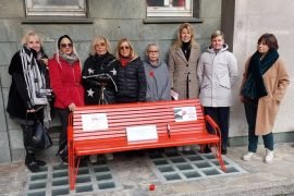 Violenza sulle donne, anche a Valenza una panchina rossa vicino al presidio Asl: le parole dell’assessora Gatti
