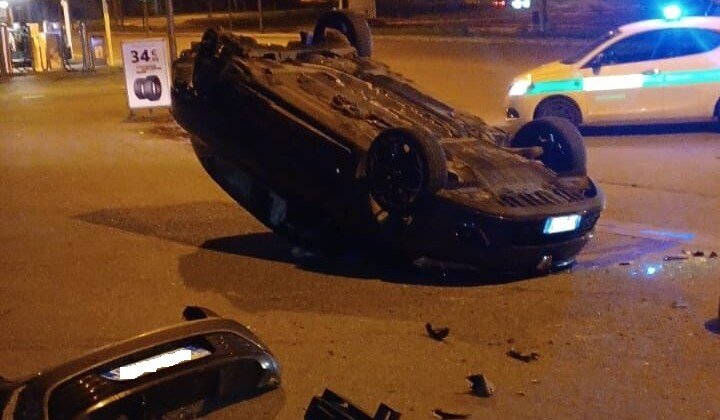 Incidente tra due auto vicino al centro commerciale Panorama, ad Alessandria: un veicolo ribaltato