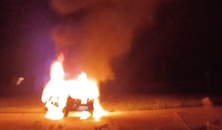 Incidente in via Pavia ad Alessandria: un’auto in fiamme