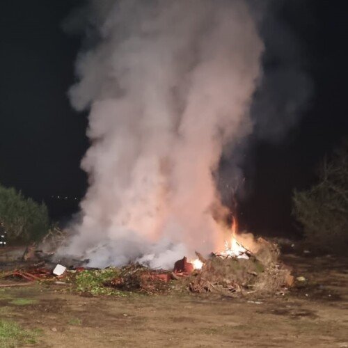 Circoscritto l’incendio nell’area della discarica di Altavilla. In fiamme cumulo di mobili e legname
