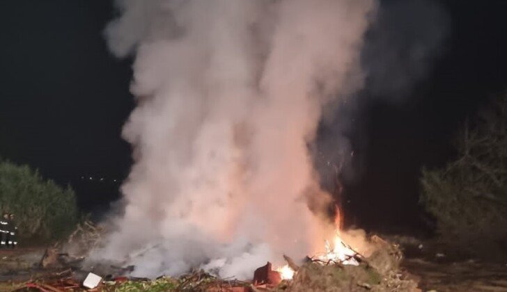 Circoscritto l’incendio nell’area della discarica di Altavilla. In fiamme cumulo di mobili e legname
