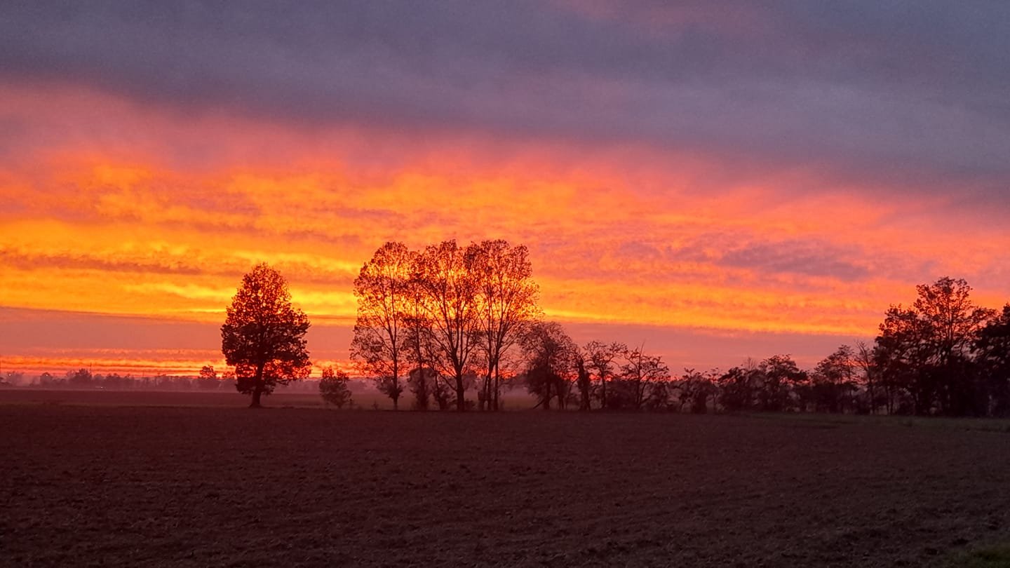 Spettacolare tramonto colora il cielo con mille sfumature di rosso. Le [FOTO] dei nostri lettori