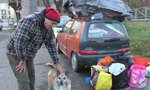 Senza lavoro e senza casa, Angelo da tre anni vive in una Seicento: “Vorrei solo un posto dove stare con il mio cane”