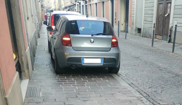 Due auto sul marciapiede in via Cavour: un malcostume segnalato da un alessandrino