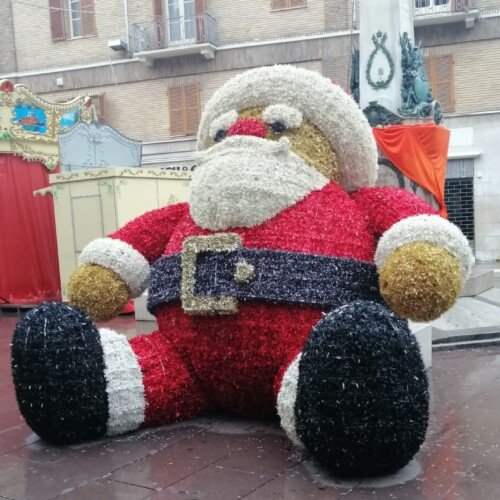Alessandria si veste a festa: in piazzetta della Lega un maxi Babbo Natale alto quasi tre metri