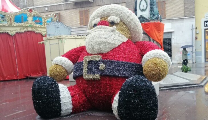 Alessandria si veste a festa: in piazzetta della Lega un maxi Babbo Natale alto quasi tre metri