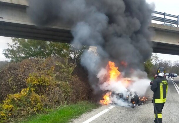 Auto in fiamme tra Ozzano e Madonnina. Illese le due persone a bordo