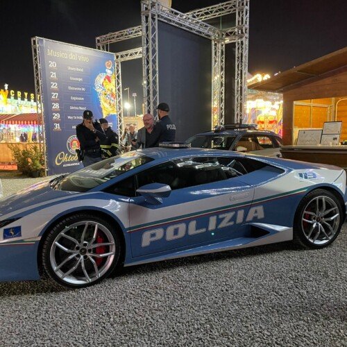L’impegno della Polizia all’Oktoberfest, con alcol test su base volontaria: presente anche una Lamborghini