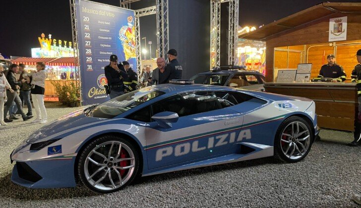 L’impegno della Polizia all’Oktoberfest, con alcol test su base volontaria: presente anche una Lamborghini