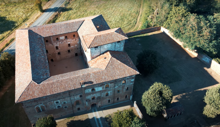 Le spettacolari immagini dei droni in volo sul Castello di Lardirago