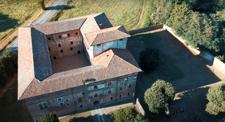 Le spettacolari immagini dei droni in volo sul Castello di Lardirago