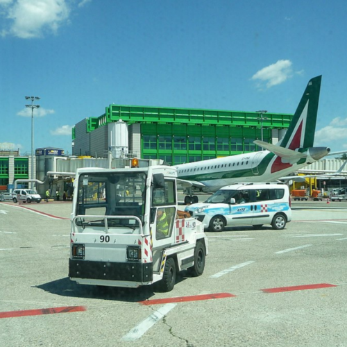 Caos all’aeroporto di Linate, ambientalisti bloccano l’ingresso dello scalo