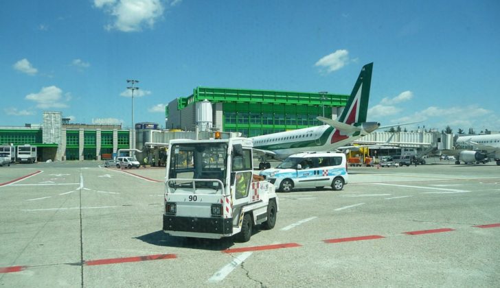 Caos all’aeroporto di Linate, ambientalisti bloccano l’ingresso dello scalo