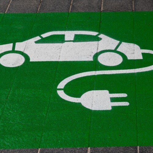 Dal primo gennaio stop ai permessi per le auto elettriche: “I soldi risparmiati utilizzati per trasporto pubblico”