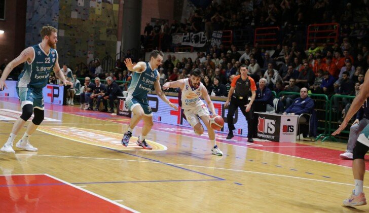 Monferrato Basket cede contro Cantù: primo ko interno per i rossoblu